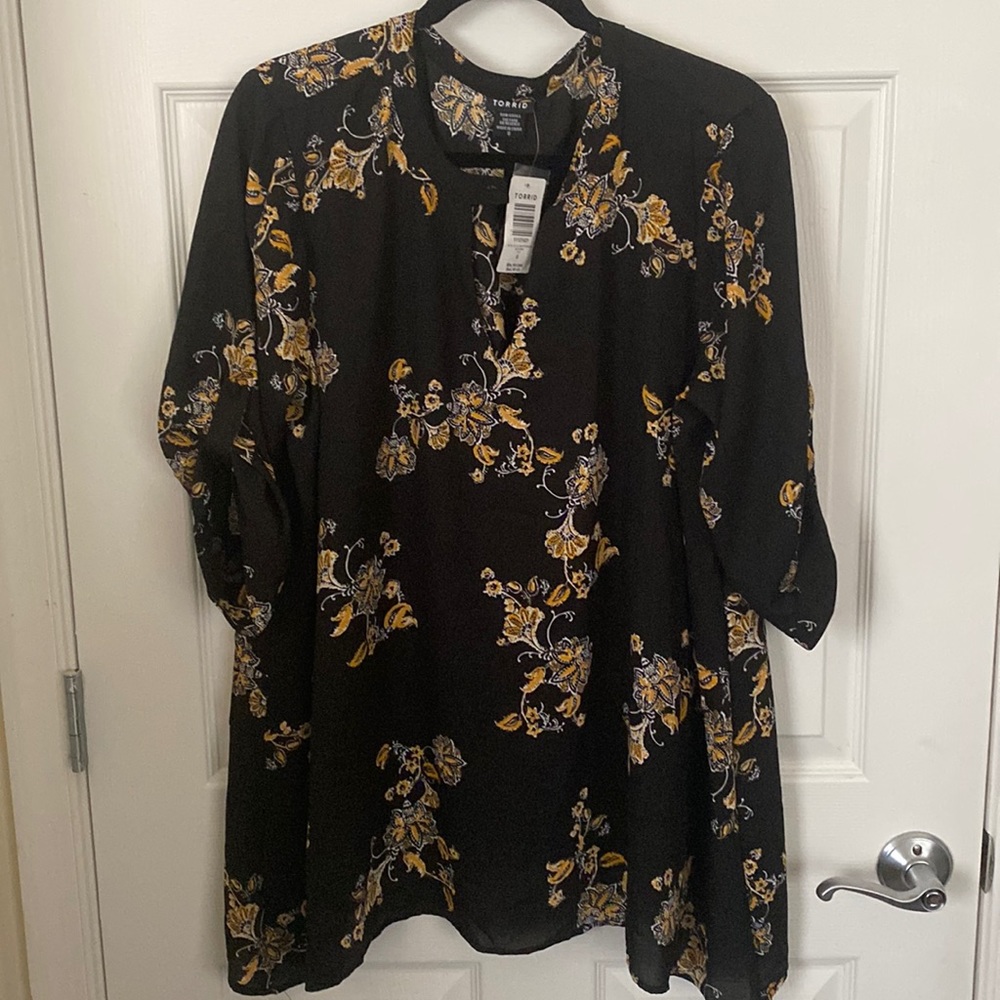 NWT Torrid Tunic Blouse with Paisley Details and Roll Tab Sleeves Size 0X